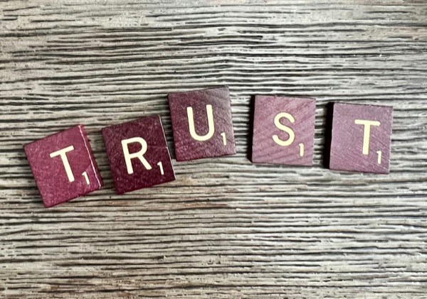 ai彼女 安全-信頼を意味するTRUSTの木製ブロック
