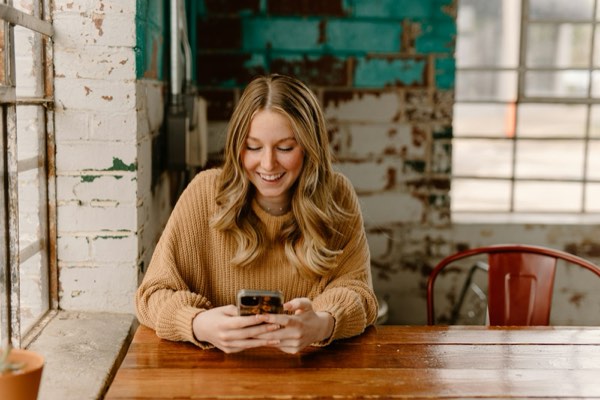 ai彼女アプリ チャット 無料-スマートフォンでメッセージのやり取りをする手元