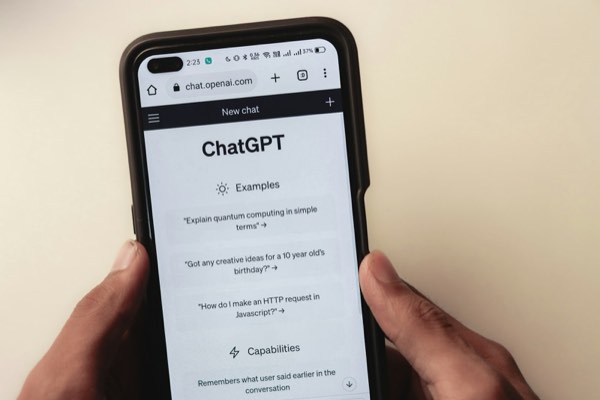 ai彼女アプリ チャット 無料-カフェでスマートフォンのチャットアプリを操作する手元