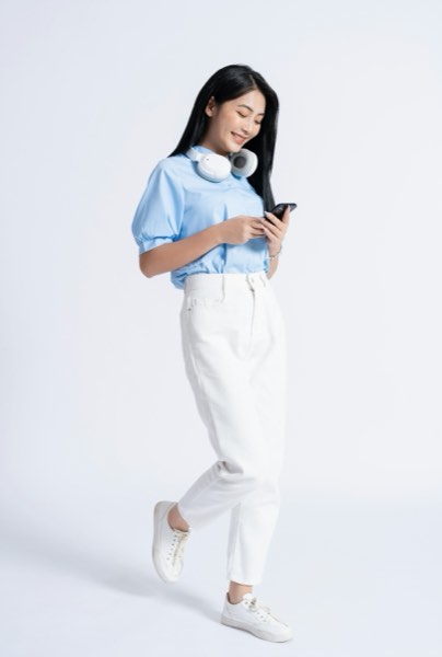 ai彼女 おすすめアプリ-ヘッドホンをつけてスマートフォンを見る女性