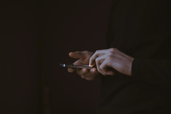 chatgpt ai彼女-手にしたスマートフォンの光だけが、夜の会話を静かに照らす
