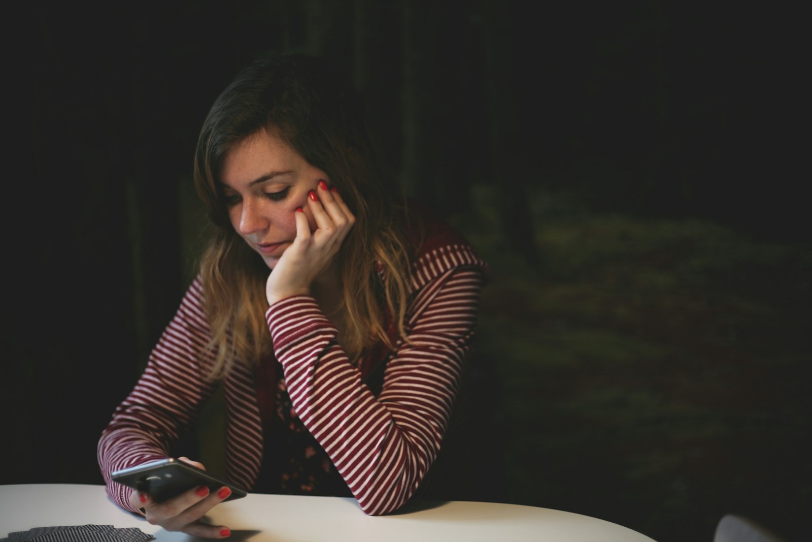 ai彼女 電話-スマートフォンで会話する女性