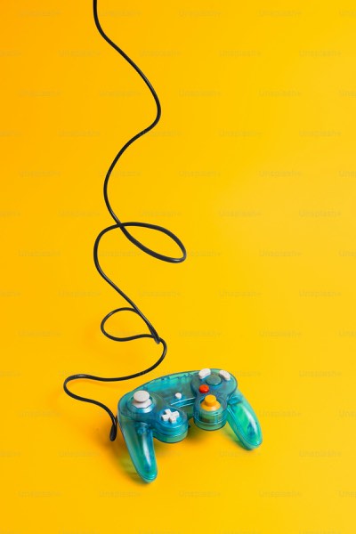 ai彼女 ゲーム-ゲームコントローラーを手にする様子