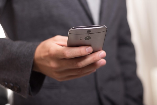 ai彼女 会話アプリ-スマートフォンでメッセージを打つ手元