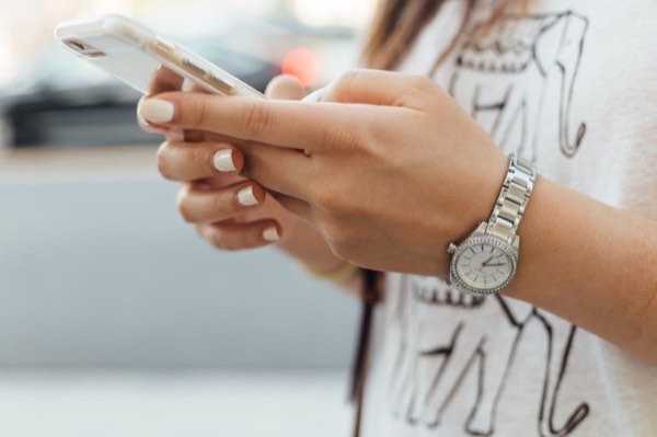 AI彼女 LINE-女性がスマートフォンでメッセージを確認している様子