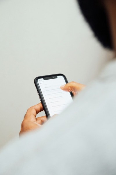 AI彼女 LINE-シンプルなデザインのスマートフォン画面を見る手元
