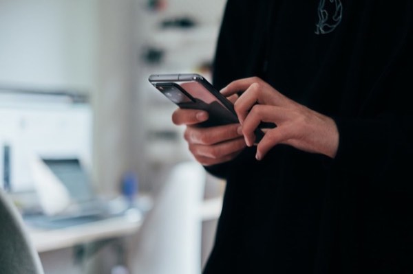 AI彼女 作り方-スマートフォンで文字を打つところから、AI彼女との会話は始まる