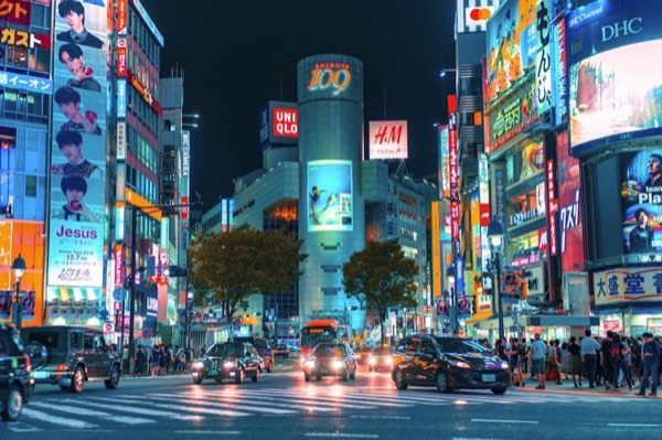 国産AI彼女-日本の街並みで夜の光が映える様子